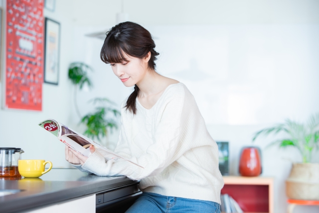 雑誌を見る女性