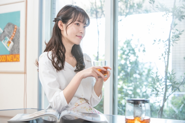 お茶を飲む女性