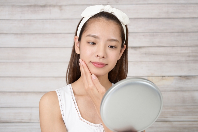 フェイスケアをする女性