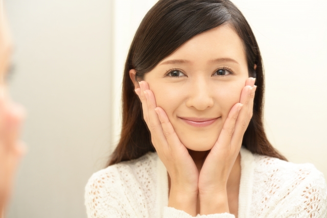 フェイスケアをする女性