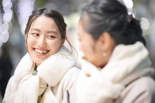 会話をする女性