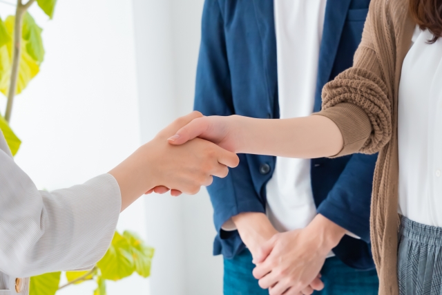 挨拶をする女性