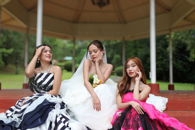 パーティに参加する女性