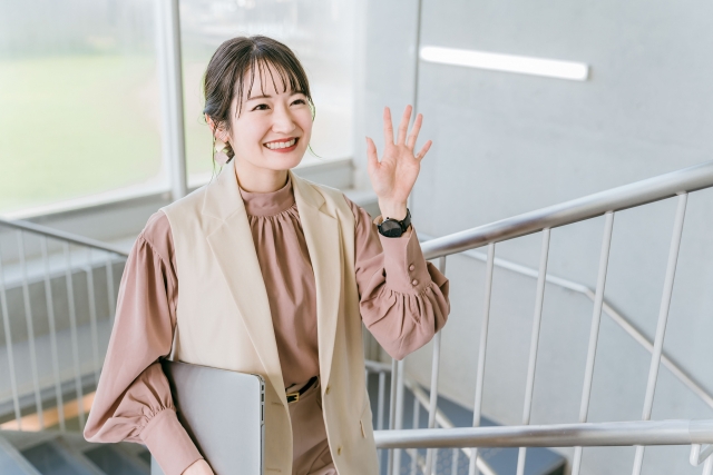 挨拶をする女性