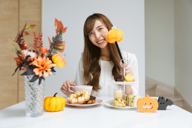 パーティに参加する女性