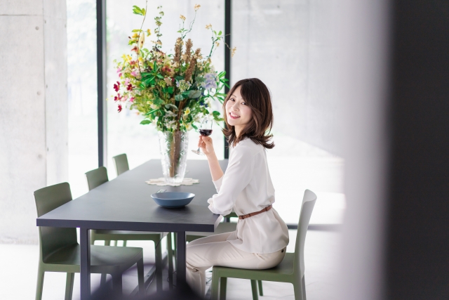 パーティに参加する女性