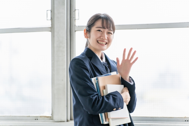 挨拶をする女性