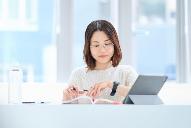資格取得のための勉強をする女性