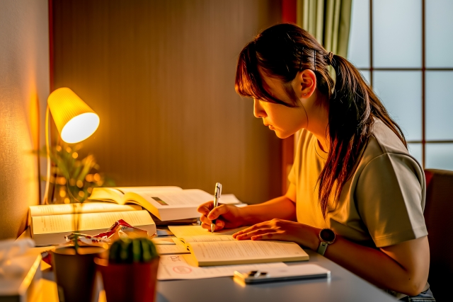 資格取得のための勉強をする女性