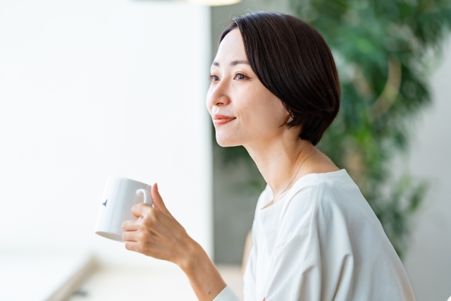 コーヒーを飲む女性