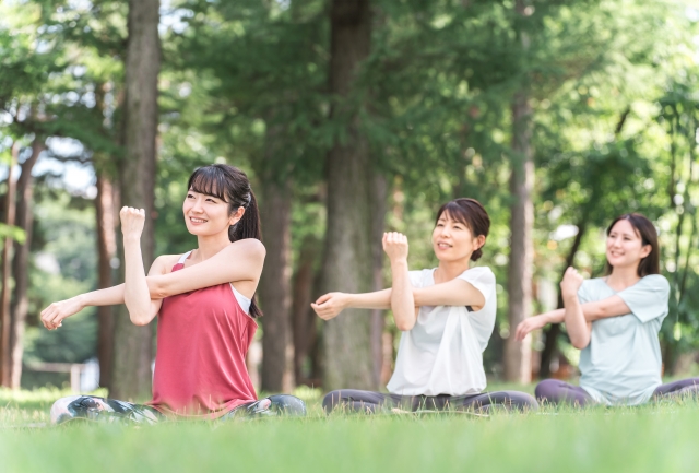 ヨガをする女性たち