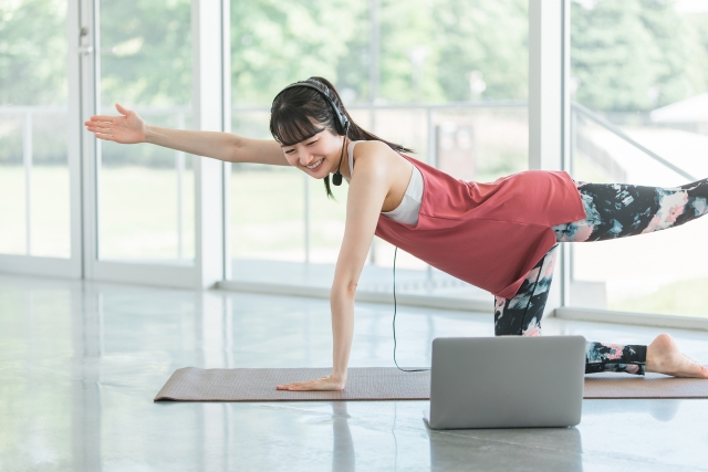 室内トレーニングをする女性
