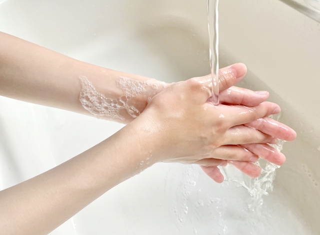 手を洗う女性