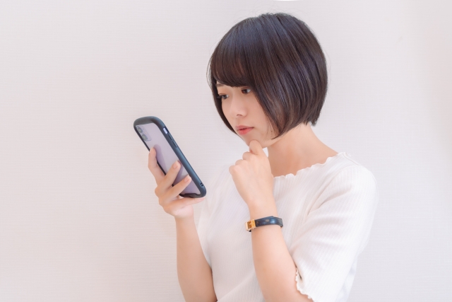 スマホを見る女性