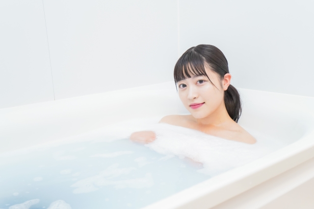 入浴する女性