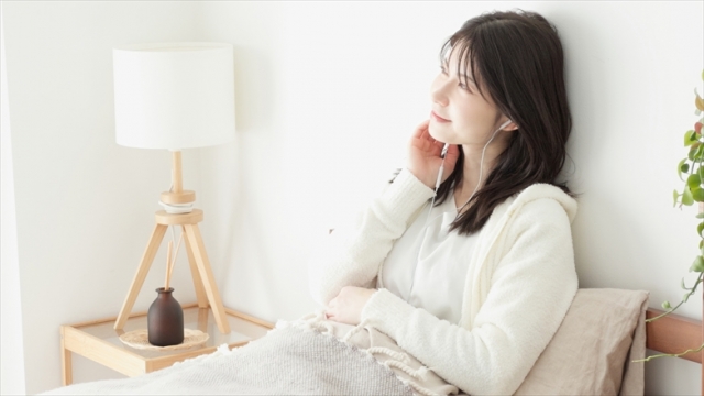 音楽を聴く女性