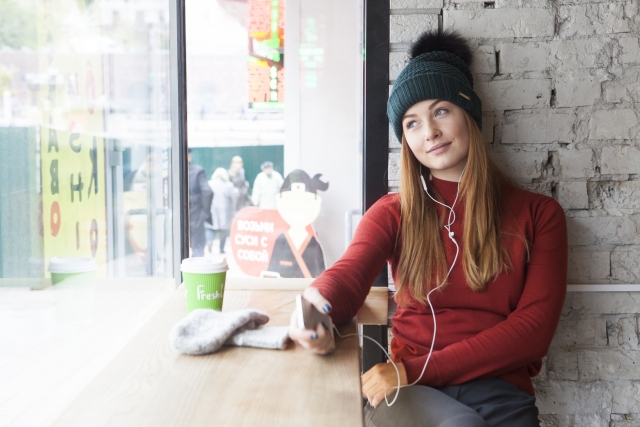 音楽を聴く女性