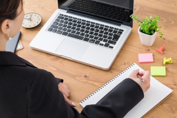 ブログを書く女性