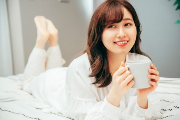 お茶を飲む若い女性