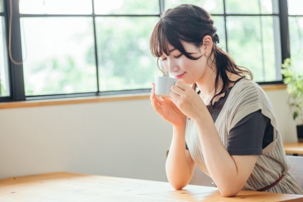コーヒーを飲む女性