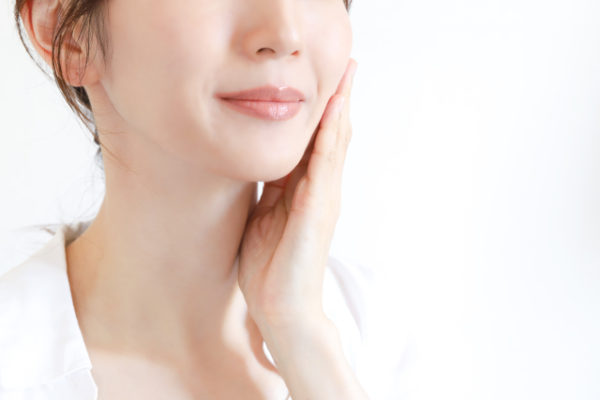 スキンケアする女性