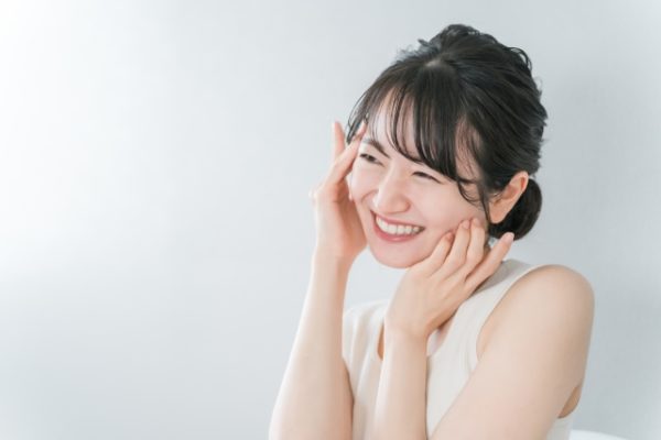 スキンケアをする女性