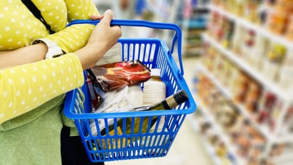 買い物をする女性